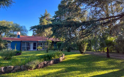 Casa en venta en La Granja con parque de 3.470 m² y pileta