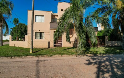 Casa en venta en Colonia Caroya con 3 dormitorios y cochera