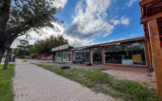 3 Locales comerciales en venta sobre Ruta E-53 en La Granja